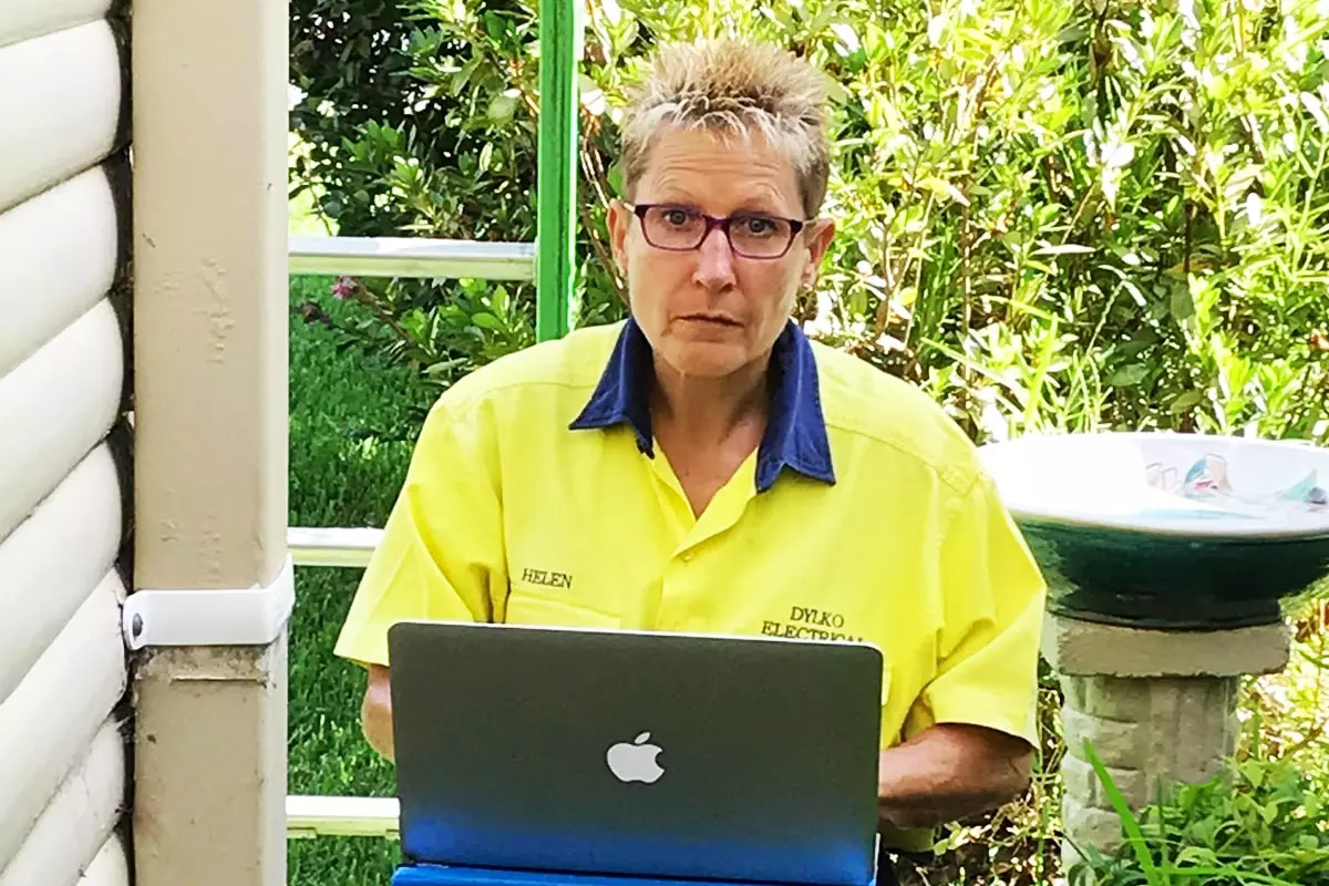 helen-using-macbook